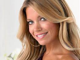 Sylvie van der Vaart blickt .