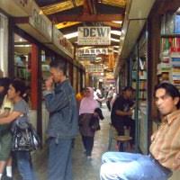   Pasar   ini tuh banyak jual  buku   bagus    