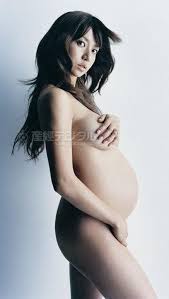 妊娠中にhitomiさんが妊婦ヌード