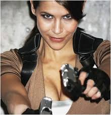 Karima Adebibe Image Tomb Raider Legend   Lara Croft tout en or Picture 4