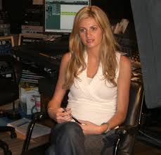 lovely Erin Andrews. - via Daymix
