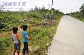 两个小学女生就在这条水泥路上遭