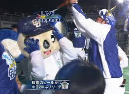 中日のマスコット、ドアラ顔射