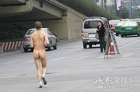 一名女士看到裸奔男子跑来，不知
