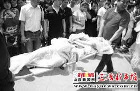 男子全裸扮尸体表演行为艺术惊煞
