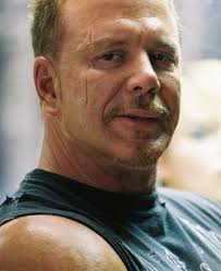 de Mickey Rourke em Homem - via Daymix