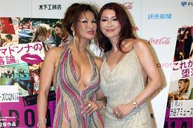 叶姉妹、セクシー衣装でマドンナ