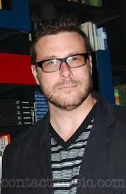 Image <b>Dean McDermott</b> signs copies of Picture