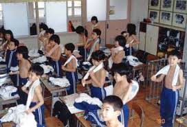 乾布摩擦に励む子どもたち。