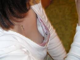 胸チラ丸見え乳首ちゃん！