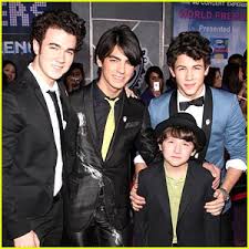 All four Jonas Brothers suit - via Daymix