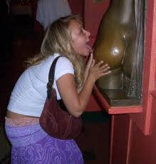 Image Hayden Panettiere Licks Statue Picture