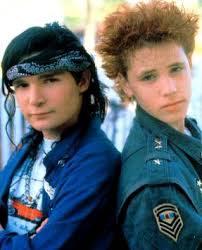 Corey Haim and Corey Feldman - via Daymix