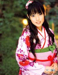 日本的传统和服，腰部束带、长及