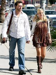 Image Expectant parents <b>Dean McDermott</b> and <b>...</b> Picture