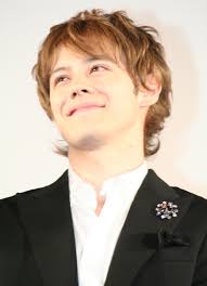 <center>笑顔を見せるウエンツ瑛