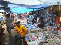 Suasana di antara lapak  pasar buku      
