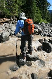 Creek，之後緩緩穿梭於開