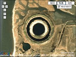 の巨大な穴は一体何なのか？