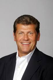 Geno Auriemma - via Daymix