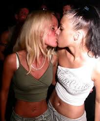  b Girls Kissing  b  each other pics