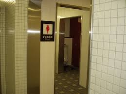 女子トイレ入口に男子用便器が
