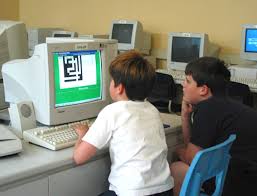 Students and Computer - via Daymix
