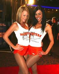 Hooters sued over lack of male - via Daymix