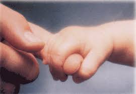 Parenting supporting child - via Daymix