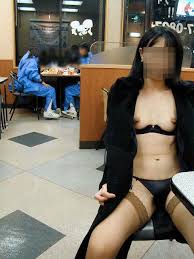 人がいる状況で全裸 ...