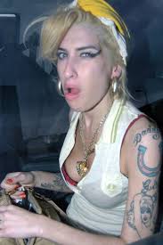 amy winehouse hairstyle - via Daymix