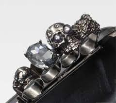 -knuckle-duster-clutch-2 - via Daymix