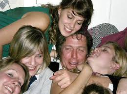 Hugh Grant gets drunk, - via Daymix