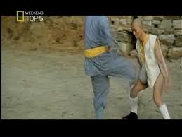 フリチンの男の股間を蹴り上げる