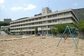萱野北小の校庭も「緑のじゅうたん」に！ - 撮れたて箕面ブログ