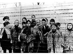 Auschwitz - via Daymix