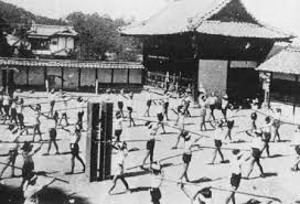 乾布摩擦をする子どもたち