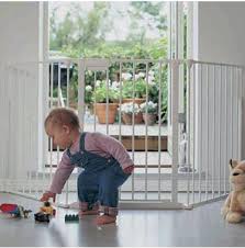 Retractable child safety gates