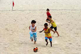 File Crian as jogando futebol de